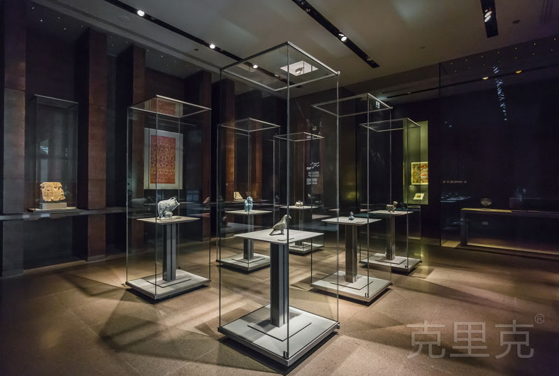在定制展柜時，可以根據(jù)空間選擇定制不同的展柜樣式。