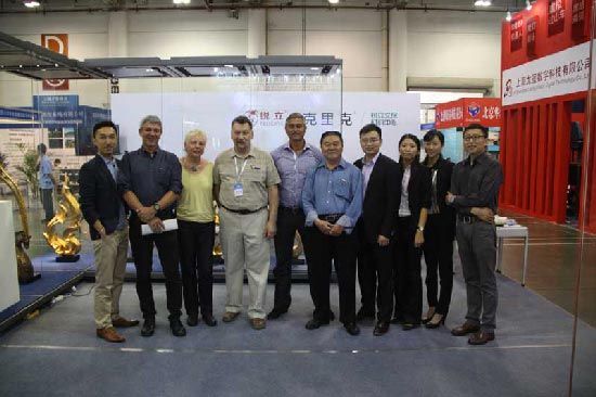 與國(guó)外合作伙伴合影留念 2 與國(guó)外合作伙伴合影留念 2