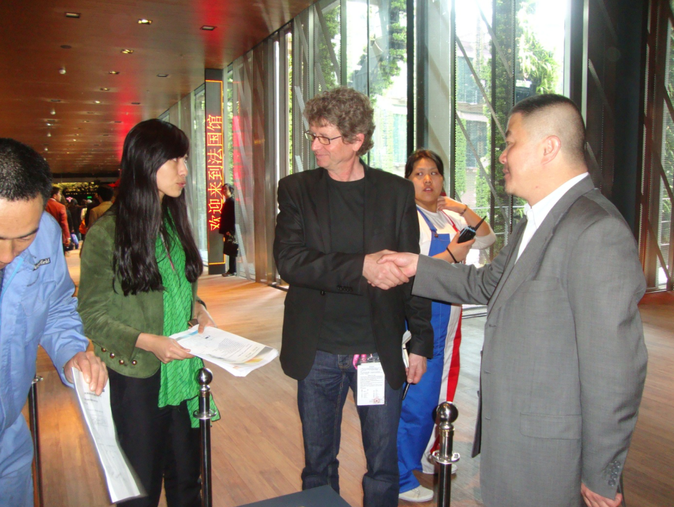世博會法國館藝術總監(jiān)克里克董事長握手合作洽談