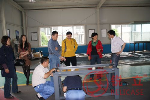 中國(guó)國(guó)家博物館展覽部主任曹新欣先生和副主任王杰先生參觀了克里克展柜生產(chǎn)基地2 中國(guó)國(guó)家博物館展覽部主任曹新欣先生和副主任王杰先生參觀了克里克展柜生產(chǎn)基地2