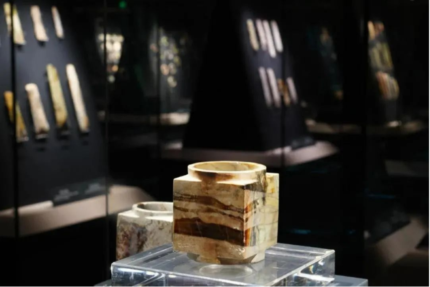 看到這張照片，你是不是以為玉琮在“裸展”？沒錯，確實像。但它真的沒有裸展