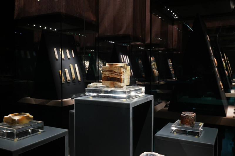 玉石展柜區(qū)，因為低反玻璃的加持，更顯通透