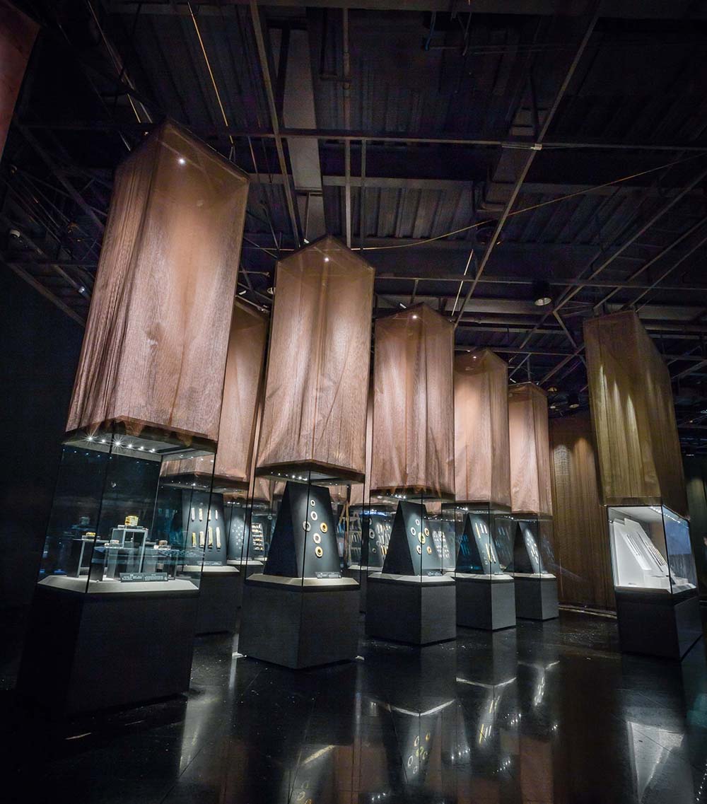 金沙博物館紗網(wǎng)垂降展柜，營(yíng)造莊嚴(yán)、神圣氛圍