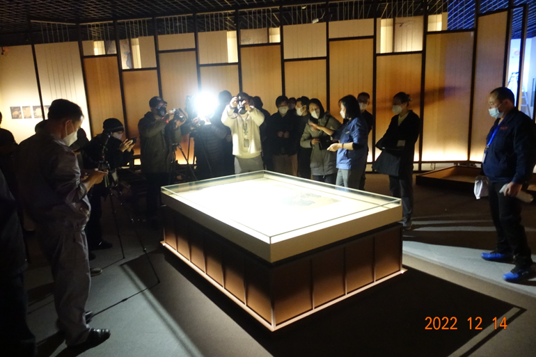 上海博物館《蓮塘乳鴨圖》展柜安裝現(xiàn)場1 上海博物館《蓮塘乳鴨圖》展柜安裝現(xiàn)場1