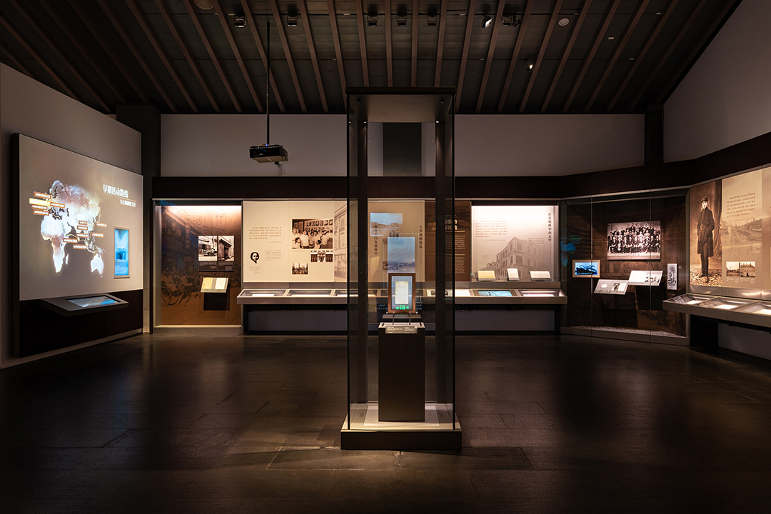 鄧小平故居陳列館.jpg 鄧小平故居陳列館-克里克展柜.jpg