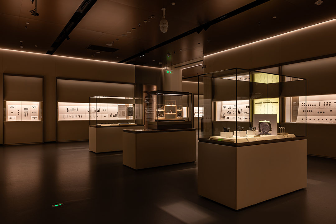 上海博物館東館貨幣館.jpg 上海博物館東館貨幣館-克里克展柜.jpg